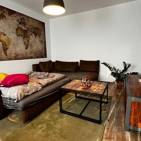 Industrial Apartment I 24Hr Self Check-In I Free Parking & Coffee Банска-Бистрица Экстерьер фото