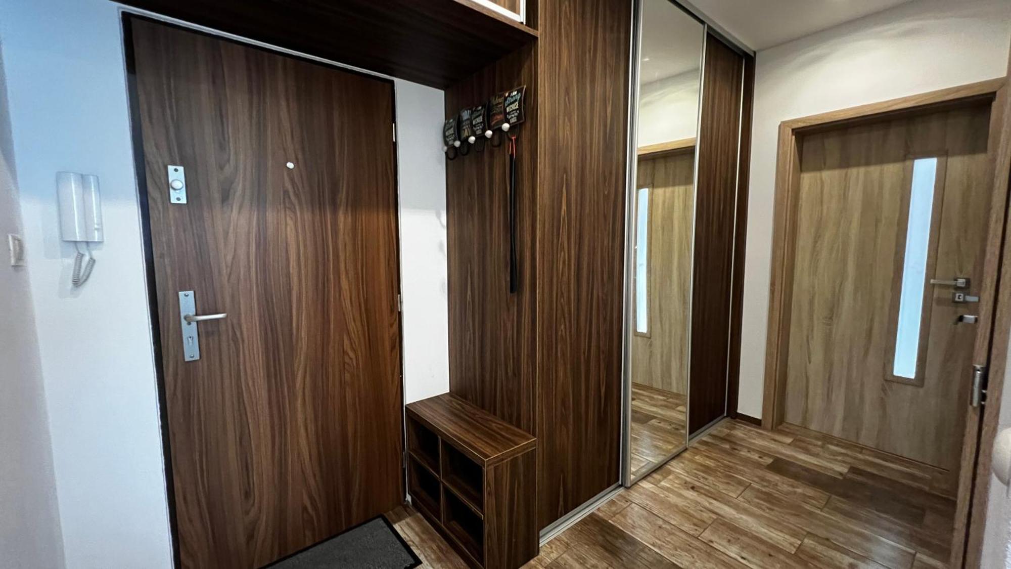 Industrial Apartment I 24Hr Self Check-In I Free Parking & Coffee Банска-Бистрица Экстерьер фото