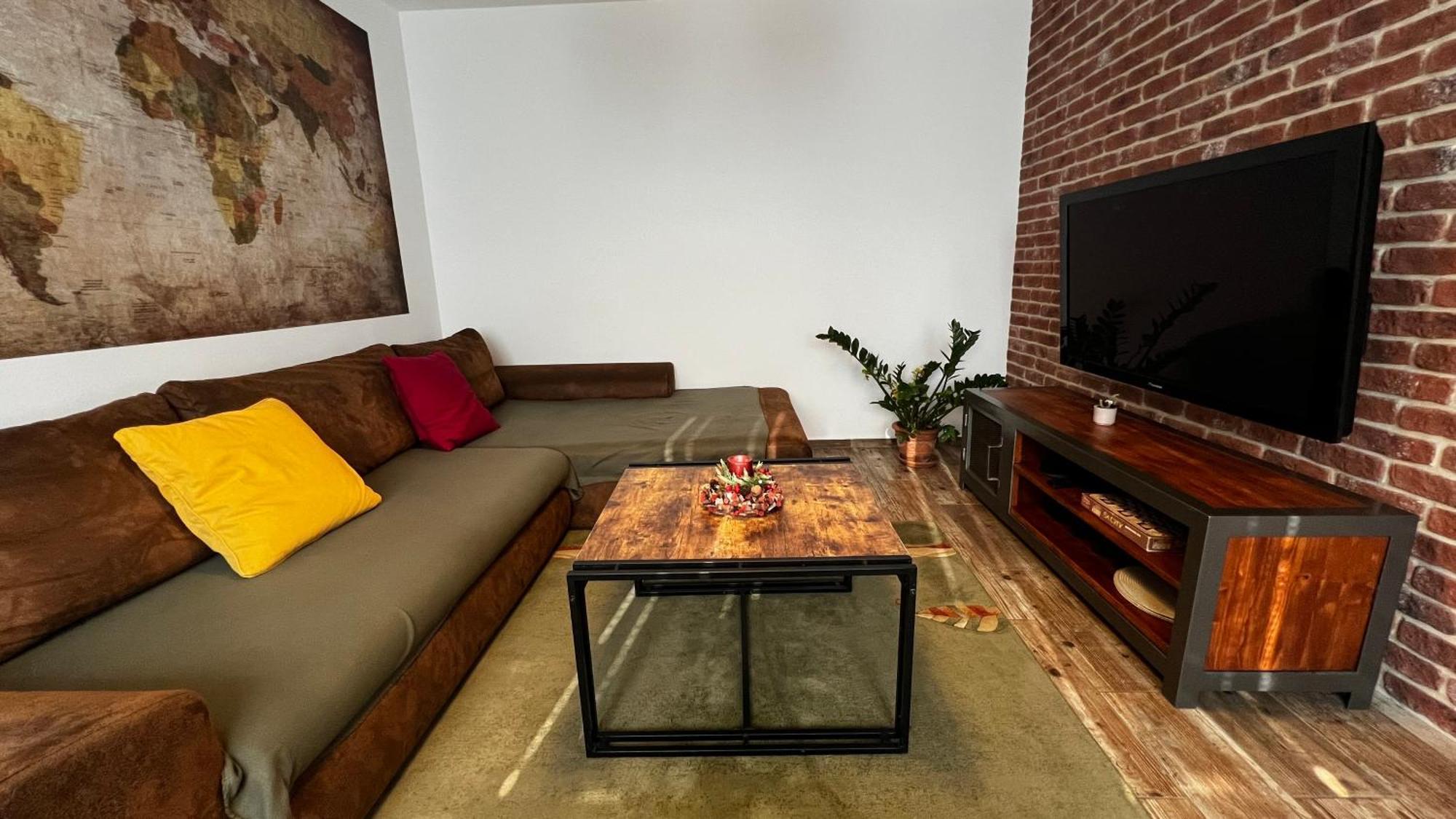 Industrial Apartment I 24Hr Self Check-In I Free Parking & Coffee Банска-Бистрица Экстерьер фото