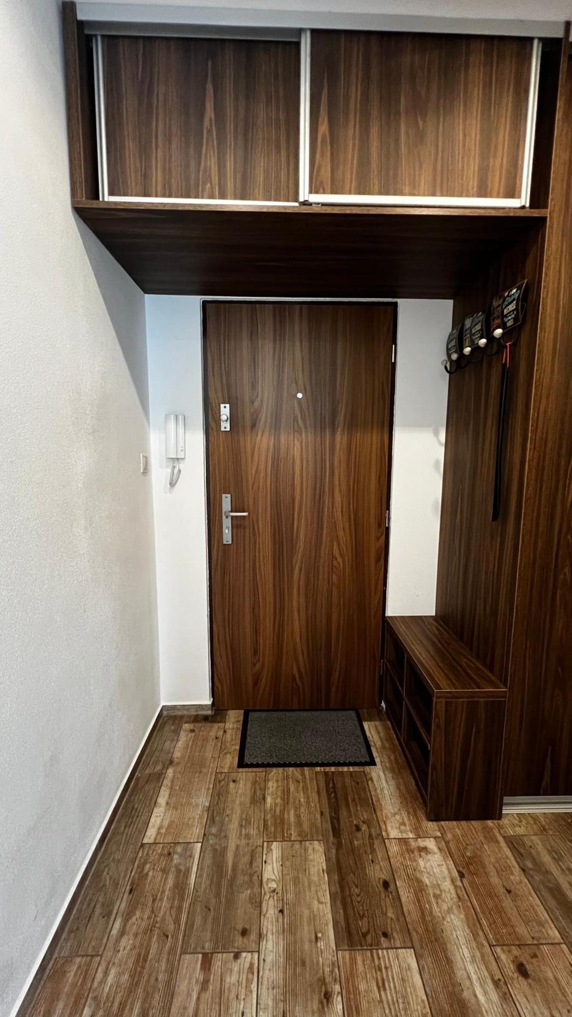 Industrial Apartment I 24Hr Self Check-In I Free Parking & Coffee Банска-Бистрица Экстерьер фото